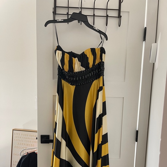 Beautiful Gown - Picture 2 of 5